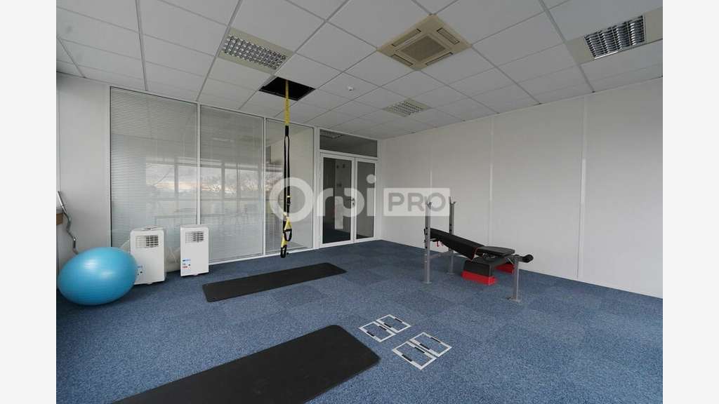 Bureaux à louer 238m² divisible à Bron
