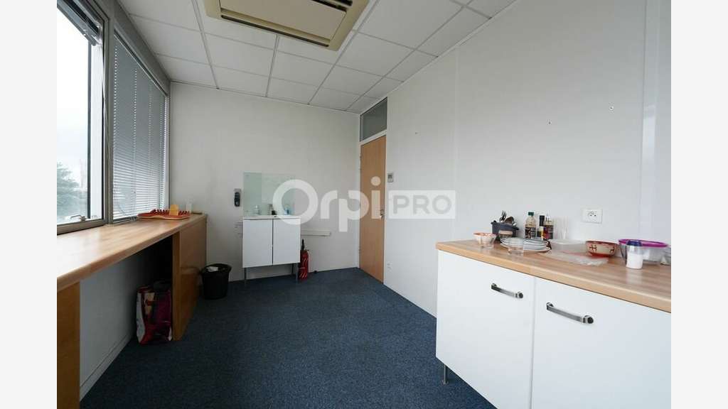 Bureaux à louer 238m² divisible à Bron