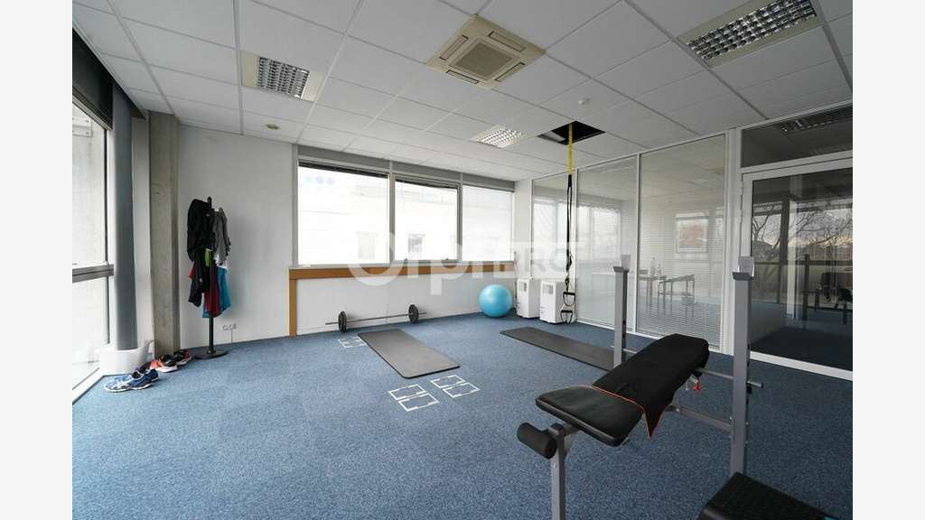 Bureaux à louer 238m² divisible à Bron