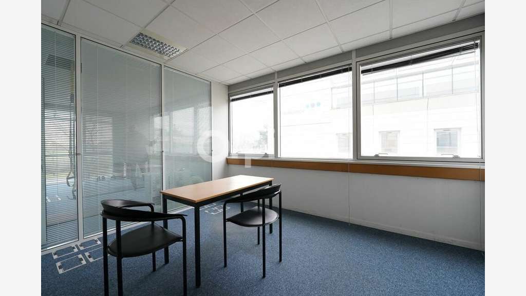 Bureaux à louer 238m² divisible à Bron