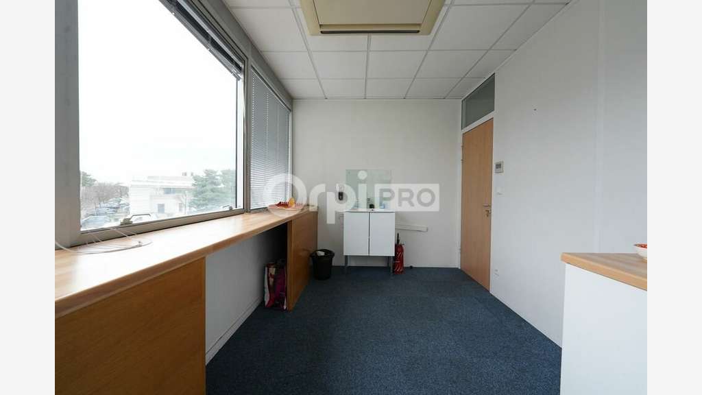 Bureaux à louer 238m² divisible à Bron
