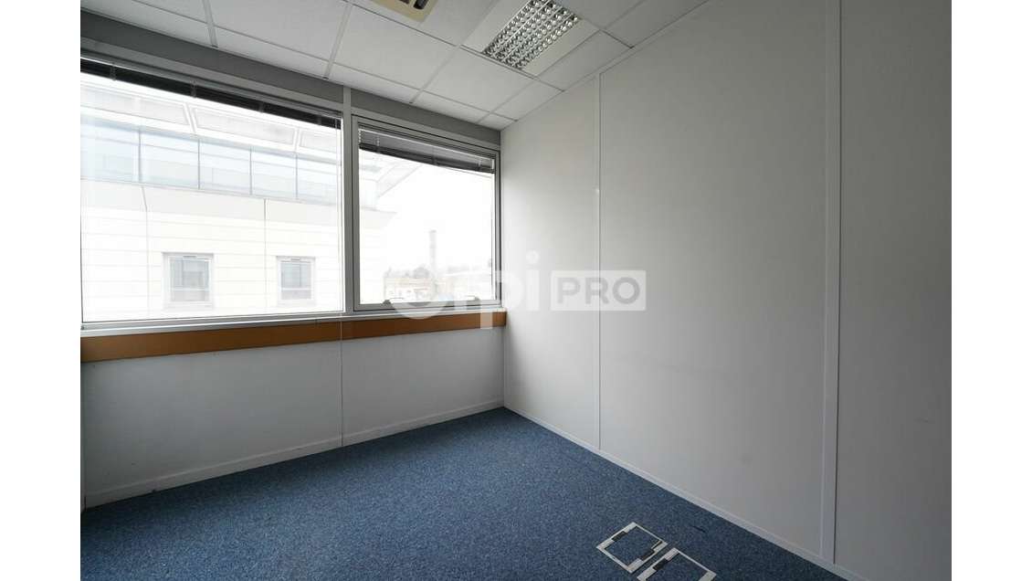 Bureaux à louer 238m² divisible à Bron