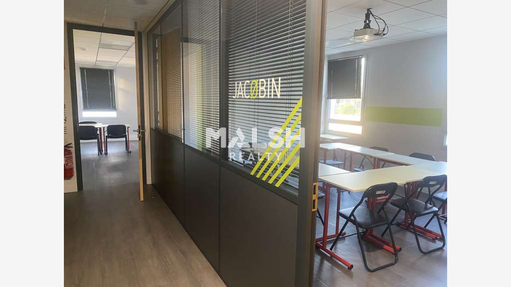 A louer bureaux neufs 175,60m² RDC à Bron