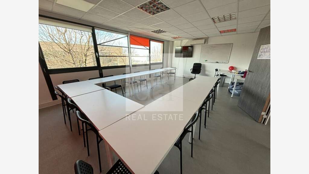 Bureaux en bon état et climatisés à louer à Bron 