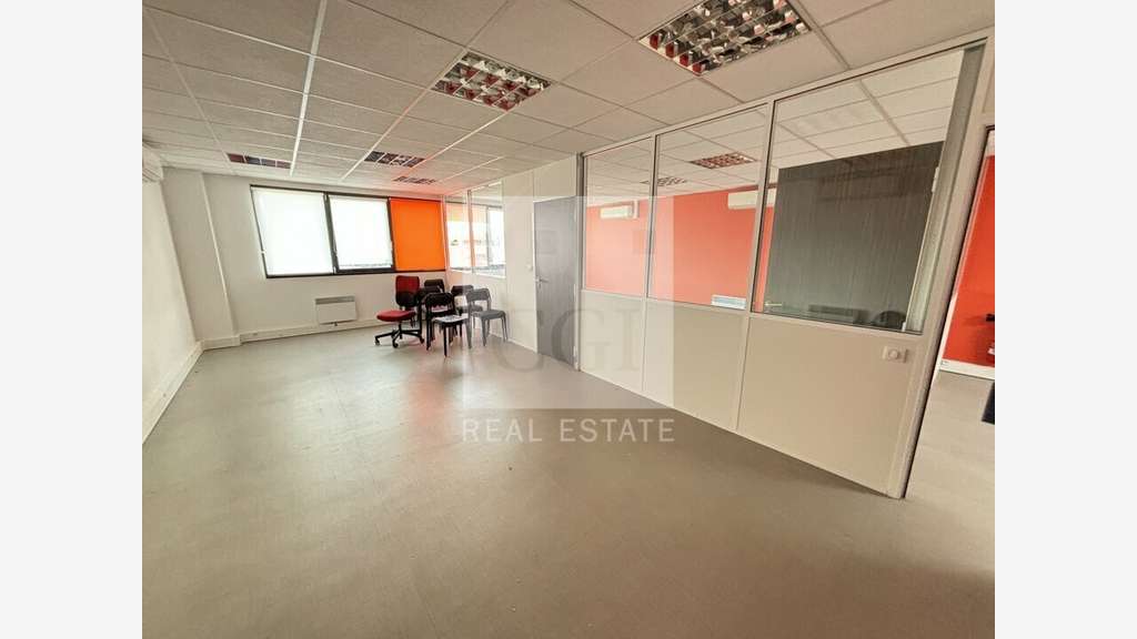 Bureaux en bon état et climatisés à louer à Bron 