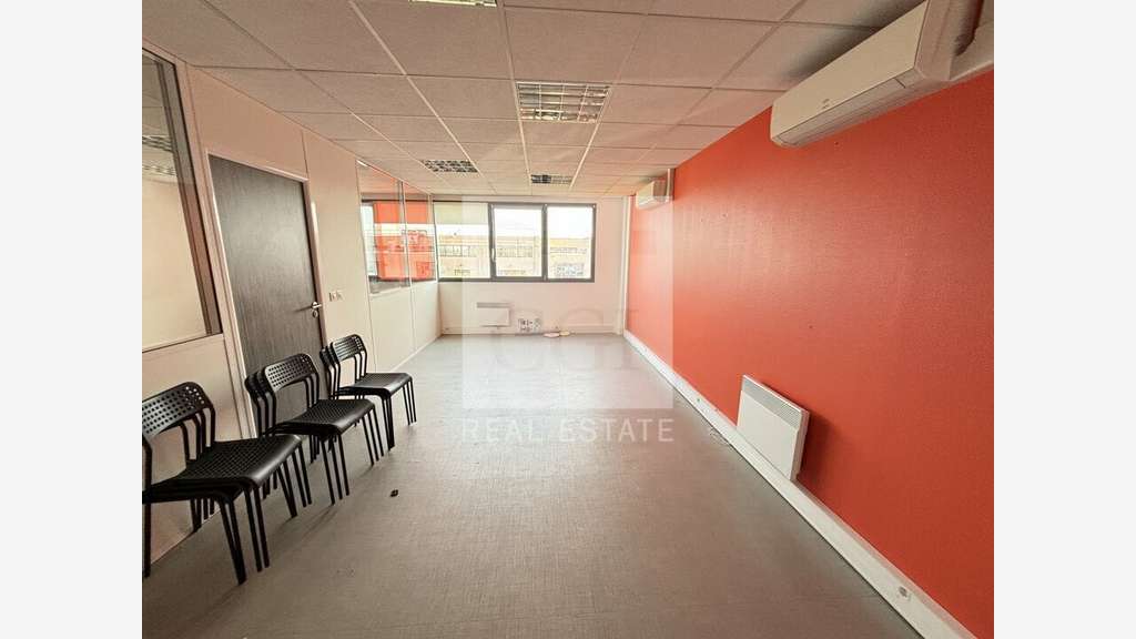 Bureaux en bon état et climatisés à louer à Bron 