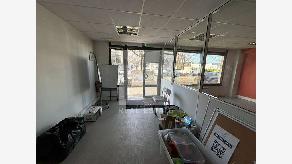 Bureaux en bon état et climatisés à louer à Bron 