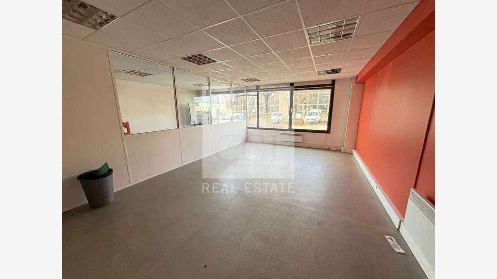 Bureaux en bon état et climatisés à louer à Bron 