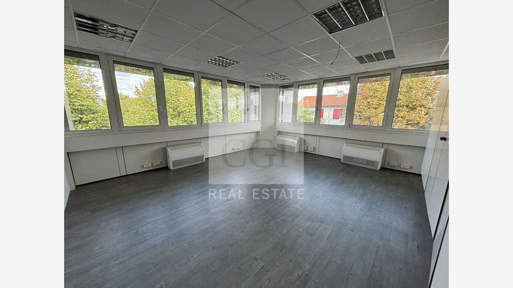 Bureaux 181m² lumineux, fonctionnels à louer Bron 