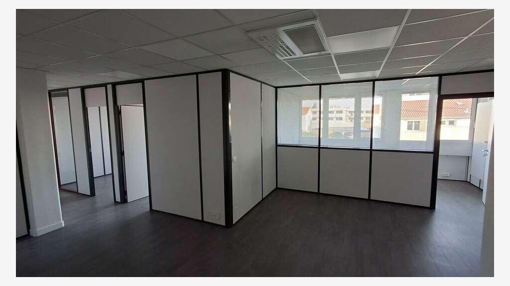 Bureaux 181m² lumineux, fonctionnels à louer Bron 
