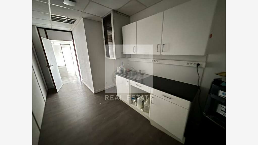 Bureaux 181m² lumineux, fonctionnels à louer Bron 
