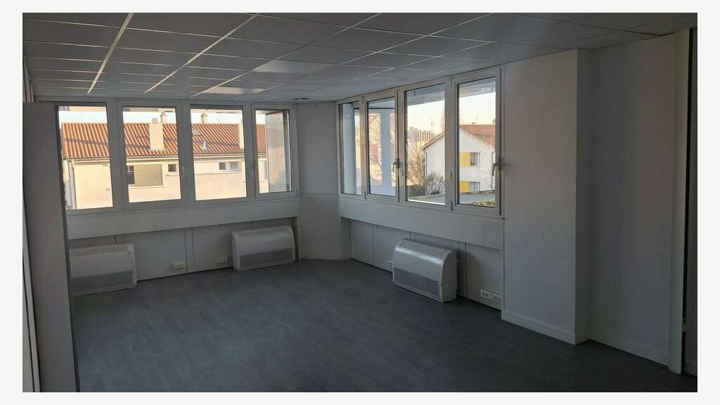 Bureaux 181m² lumineux, fonctionnels à louer Bron 