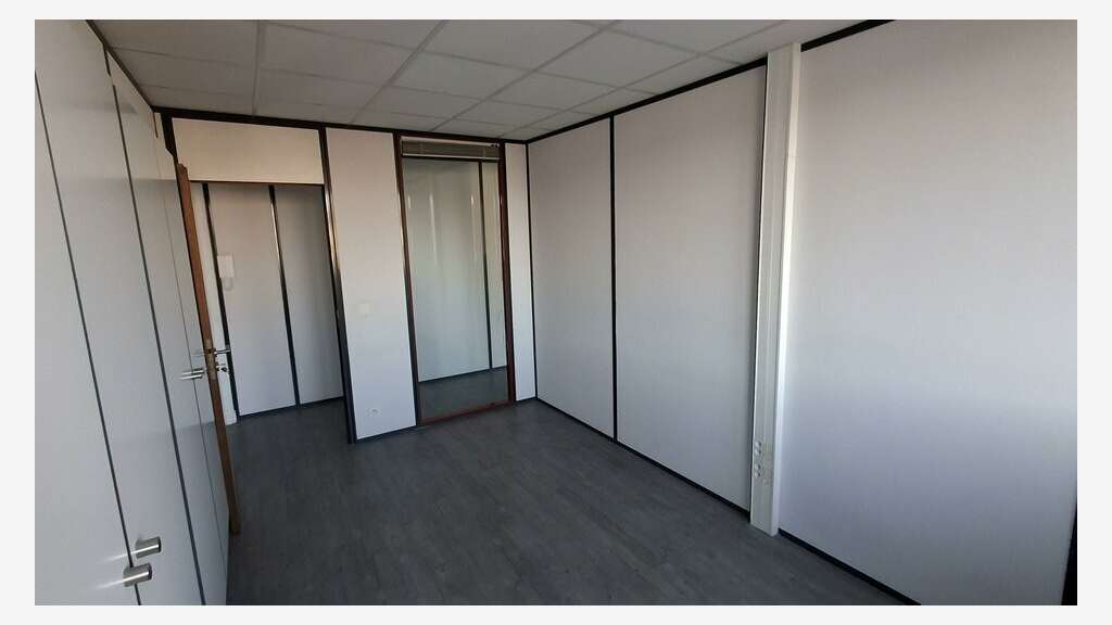 Bureaux 181m² lumineux, fonctionnels à louer Bron 