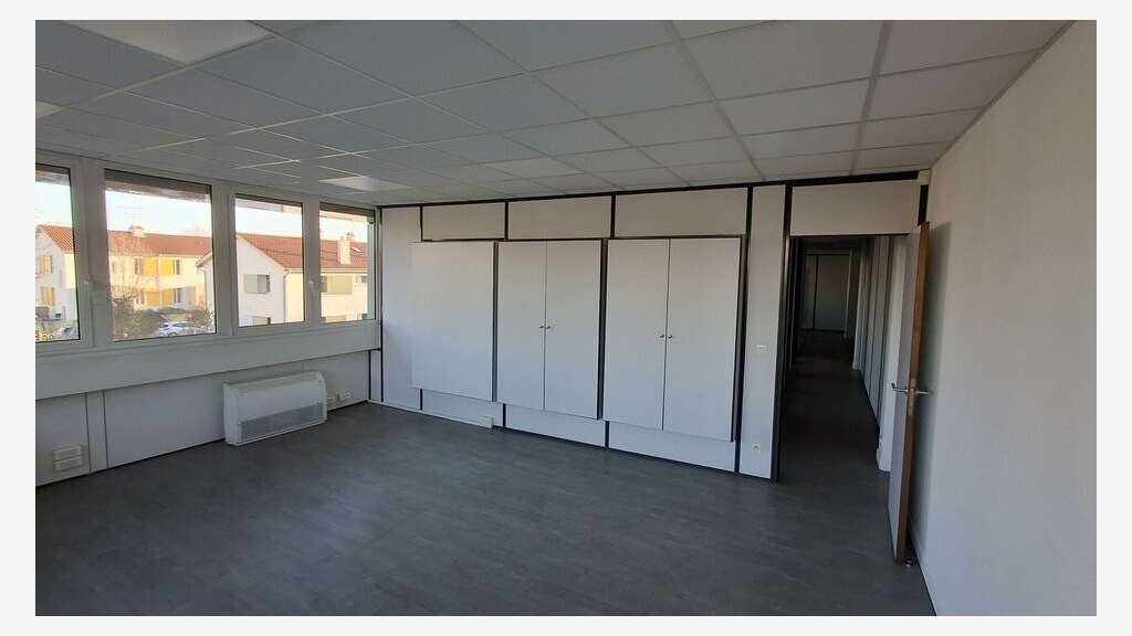 Bureaux 181m² lumineux, fonctionnels à louer Bron 