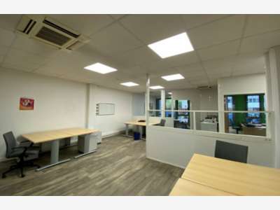 Bureaux de 183m² + stationnement à louer à Bron