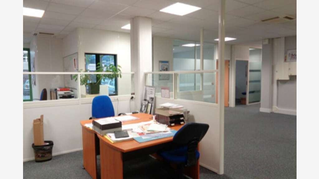 Bureaux de 183m² + stationnement à louer à Bron
