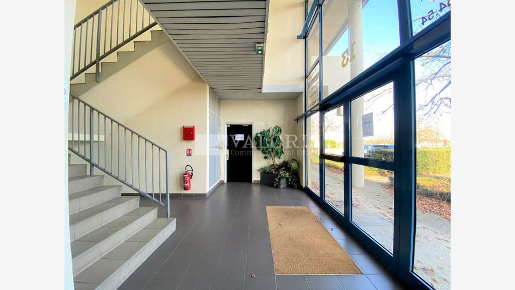 Bureaux 153m² rénové à louer Bron Acti-Village