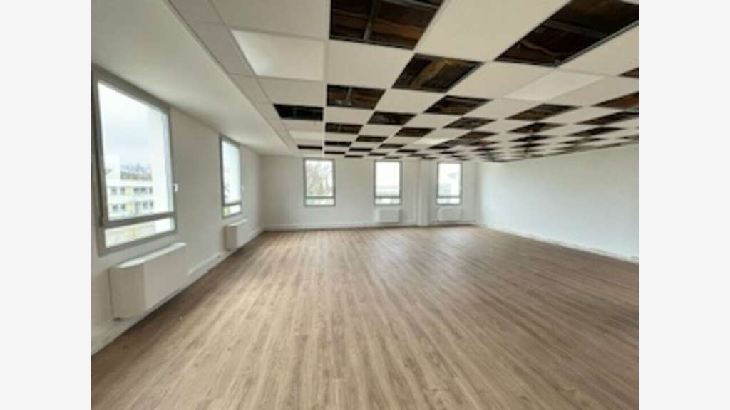 Bureaux 229m² divisibles à louer à Bron 