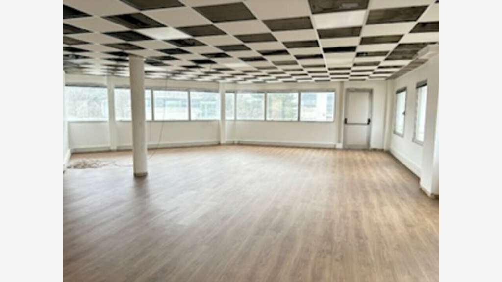 Bureaux 229m² divisibles à louer à Bron 