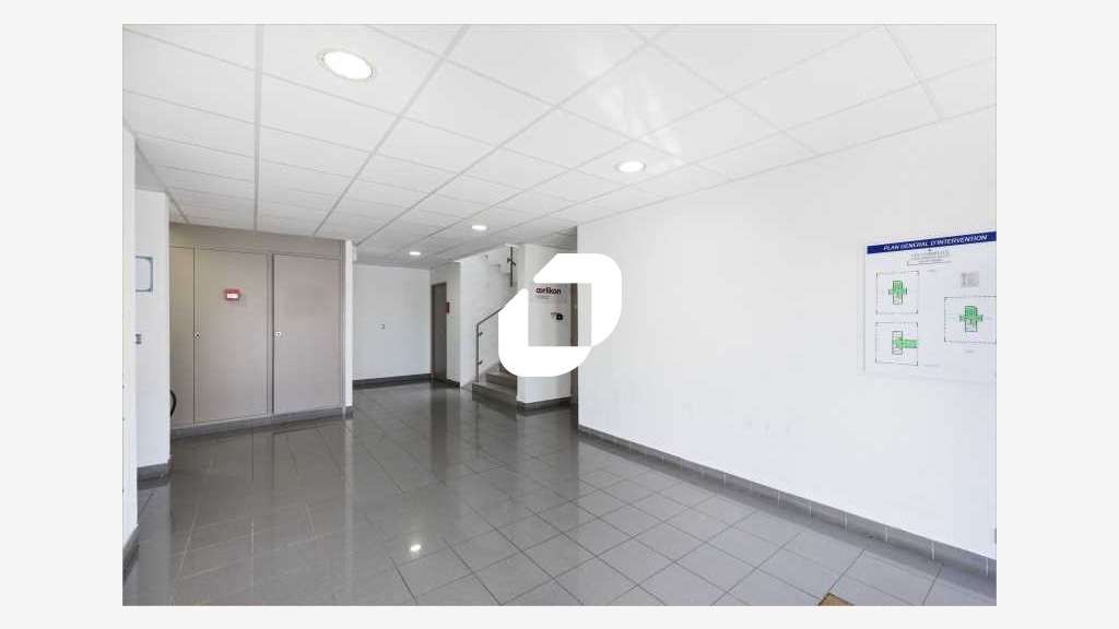A louer bureaux 118m² à Bron za Saint Exupéry