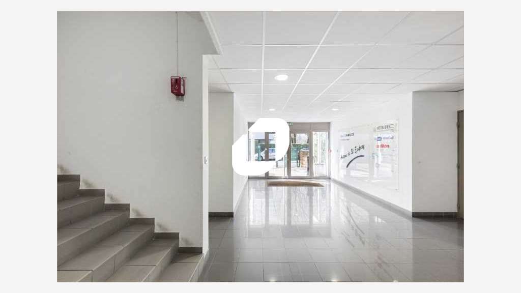 A louer bureaux 118m² à Bron za Saint Exupéry