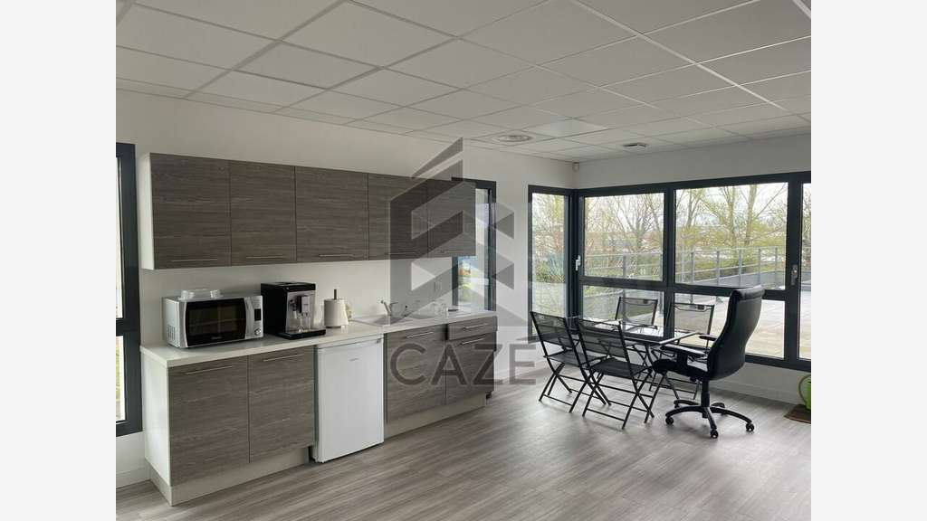 Bureaux 250m² R+1 à louer à Bruges