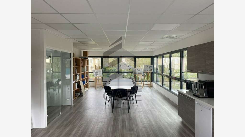 Bureaux 250m² R+1 à louer à Bruges