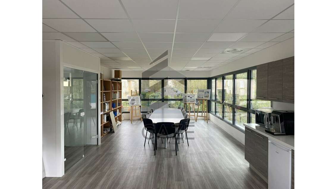 Bureaux 250m² R+1 à louer à Bruges