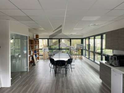 Bureaux 250m² R+1 à louer à Bruges