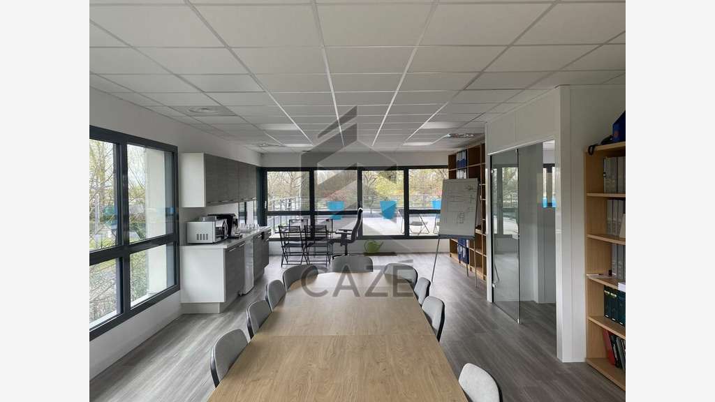 Bureaux 250m² R+1 à louer à Bruges