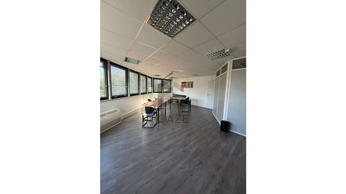 Bureaux 140m² R+1 à louer prêt à l'usage à Bruges