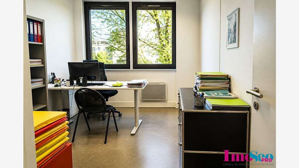 Bureaux 190m² R+1 à louer sortie N°4 à Bruges