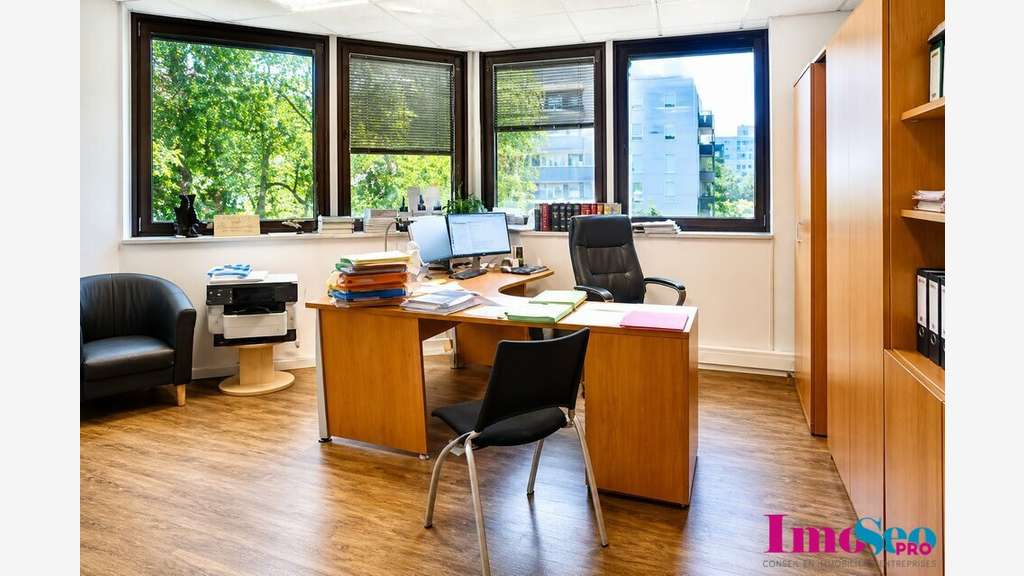 Bureaux 178m² R+1 à louer à Bruges
