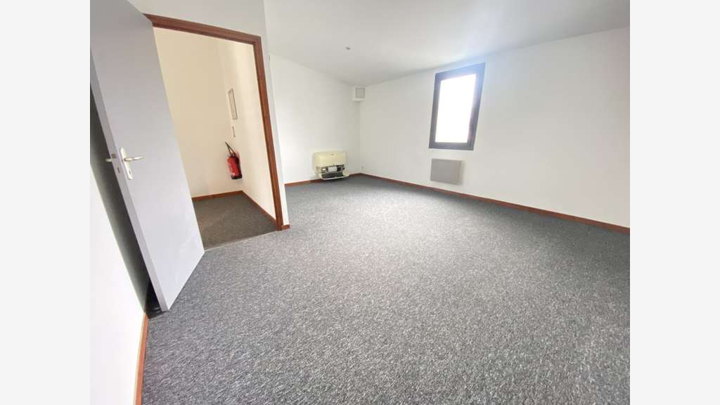 Loue local commercial bureaux 160m² + parking Bruz