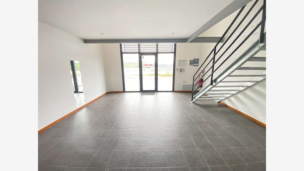 Loue local commercial bureaux 160m² + parking Bruz