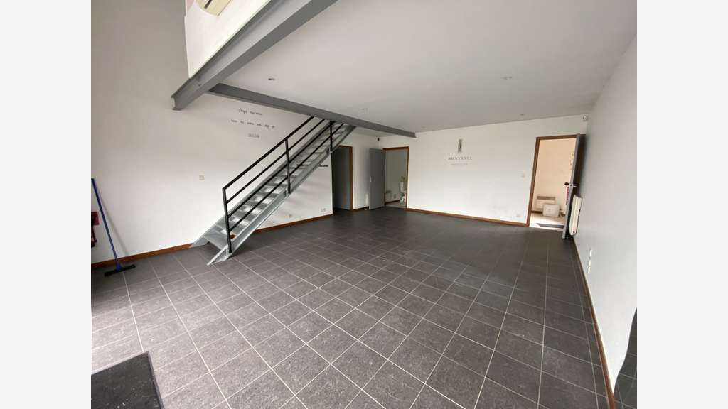Loue local commercial bureaux 160m² + parking Bruz