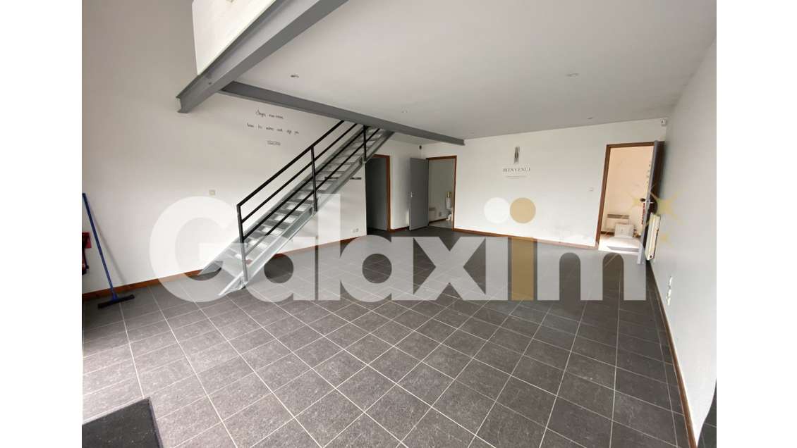 Loue local commercial bureaux 160m² + parking Bruz