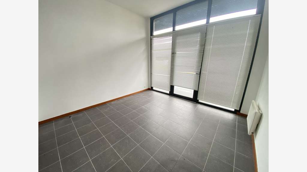 Loue local commercial bureaux 160m² + parking Bruz