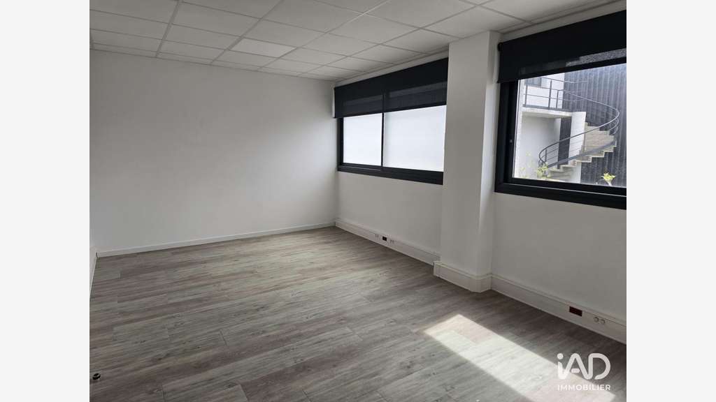 A louer bureau 19m² centre d'affaires à Buros