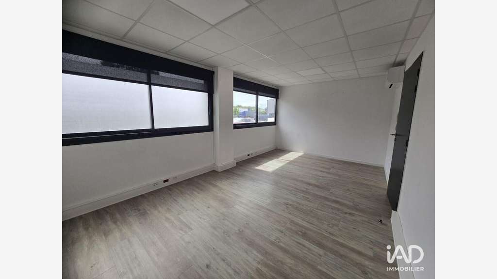 A louer bureau 19m² centre d'affaires à Buros