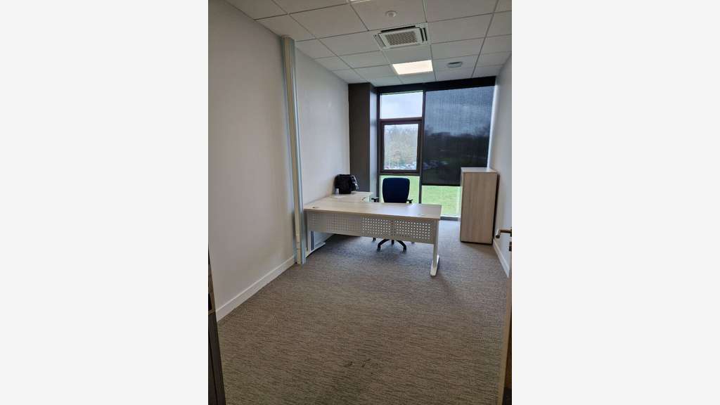 A louer bureau meublé 13m² R+1 à Caen Nord