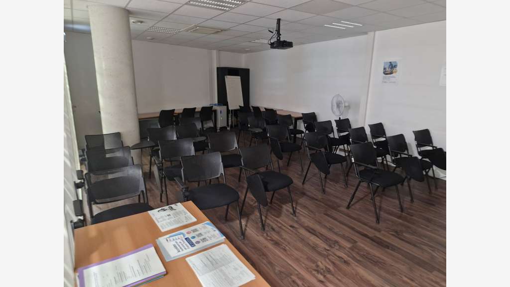 À LOUER BUREAUX 1 100 m² CAGNES-SUR-MER PROC