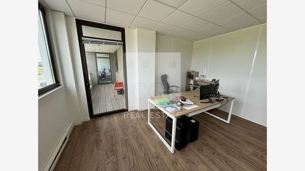 Bureaux 149m² à louer à Cailloux-sur-Fontaines