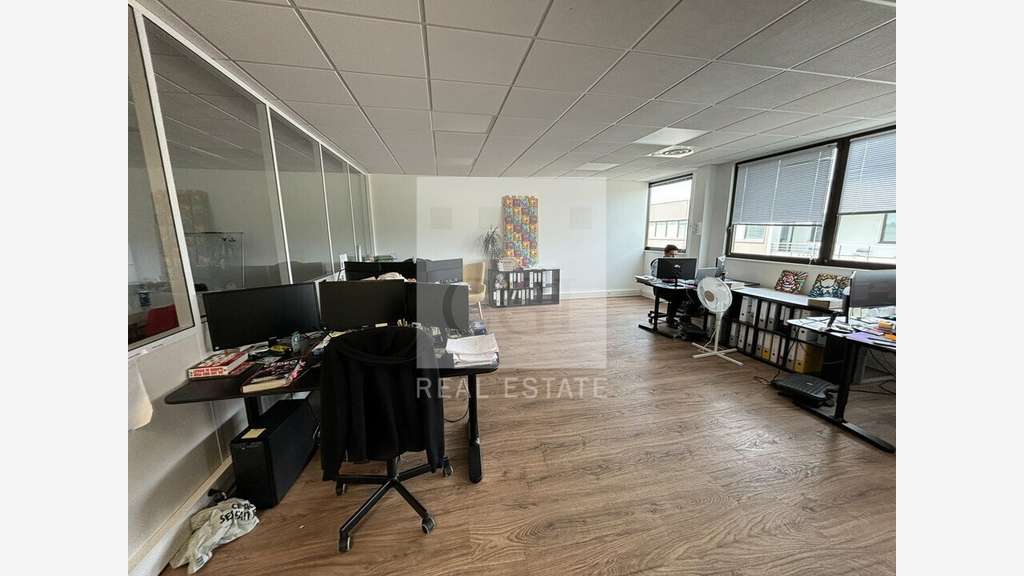 Bureaux 149m² à louer à Cailloux-sur-Fontaines