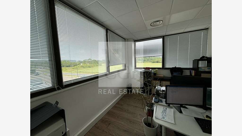 Bureaux 149m² à louer à Cailloux-sur-Fontaines