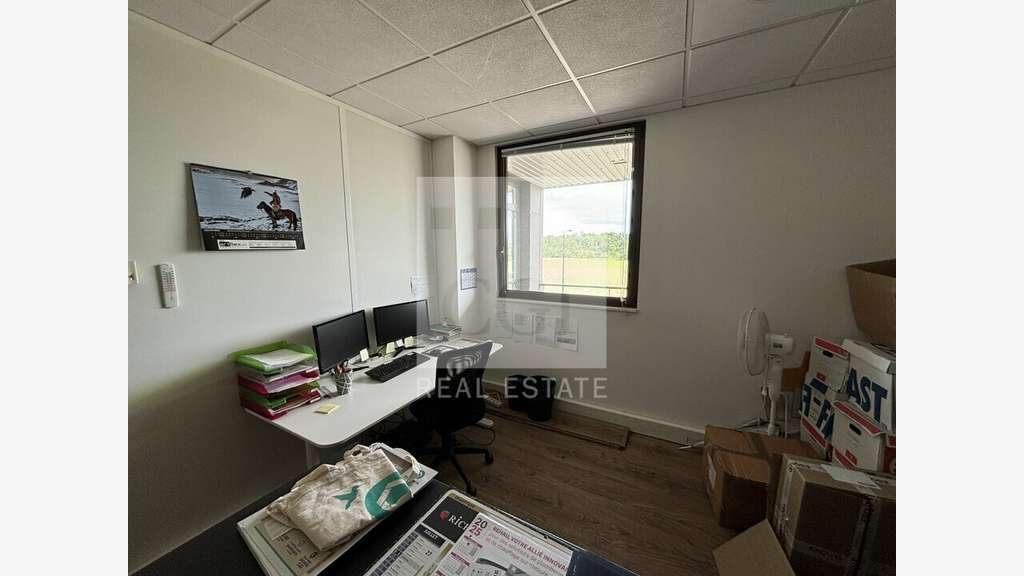 Bureaux 149m² à louer à Cailloux-sur-Fontaines