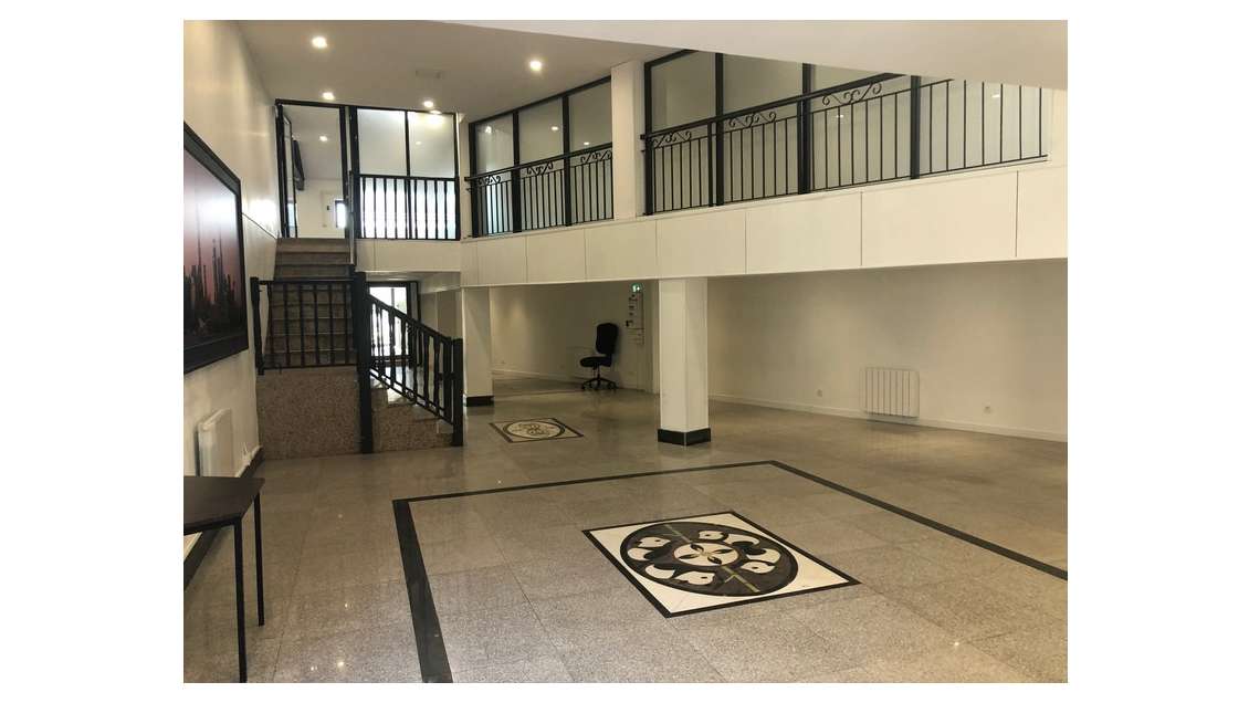 Bureaux show room 290m² à louer à Caluire-et-Cuire