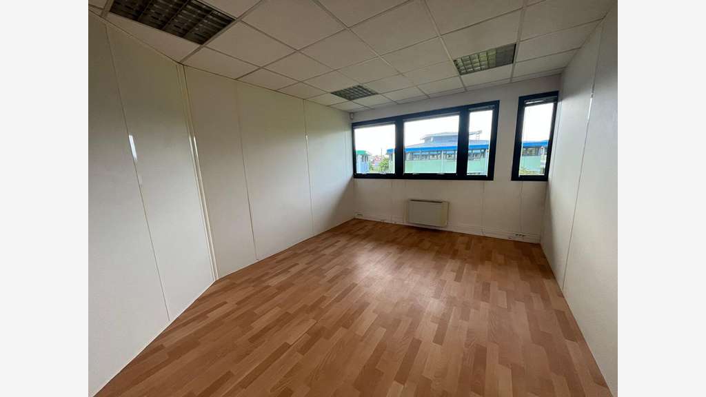 Bureaux 275m² à louer zone activité à Canéjan A63