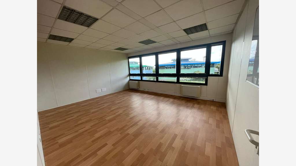 Bureaux 275m² à louer zone activité à Canéjan A63