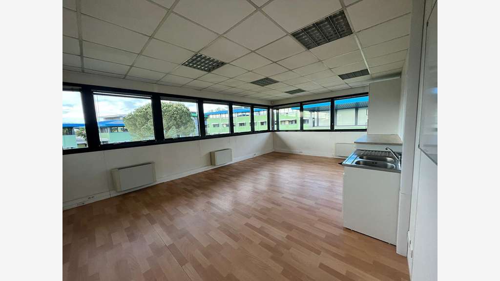 Bureaux 275m² à louer zone activité à Canéjan A63